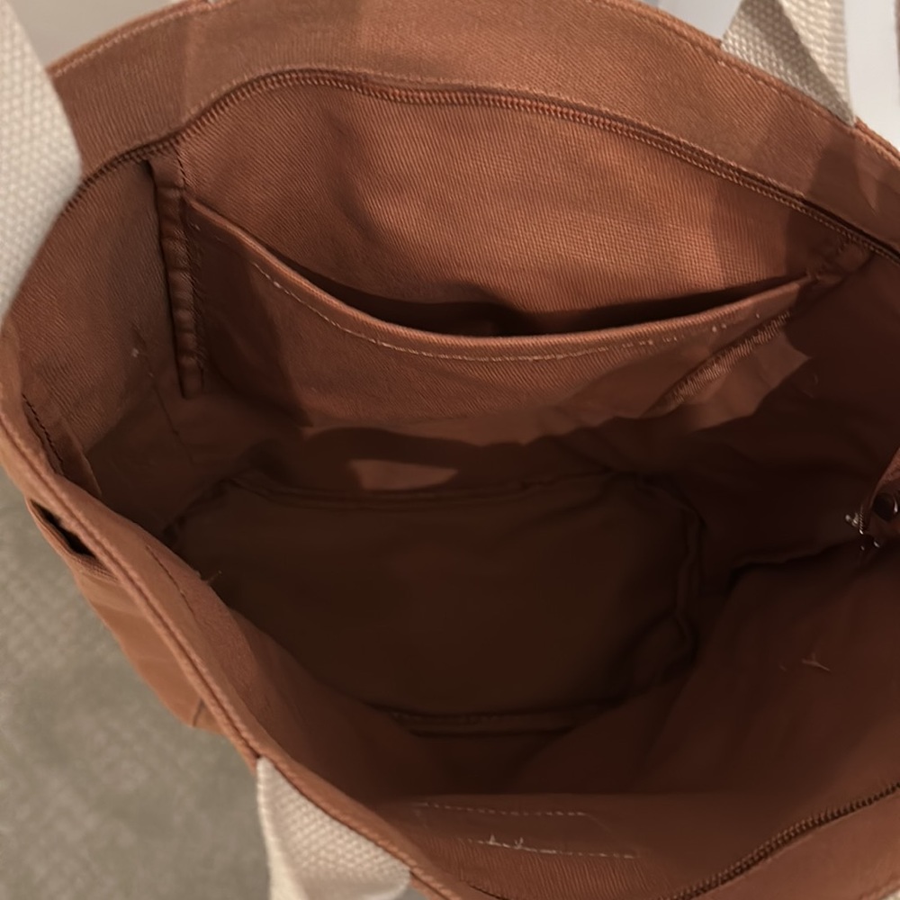 Tan crossbody bag with two exterior side pockets and one pocket inside. - Picture 4 of 4